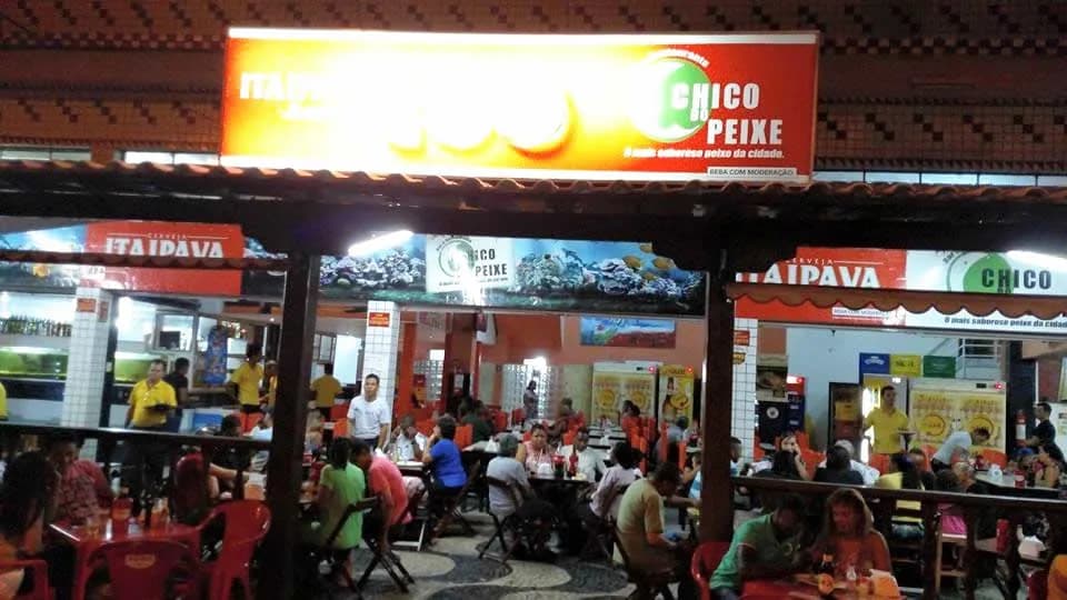 Fachada do restaurante Chico do Peixe com clientes
